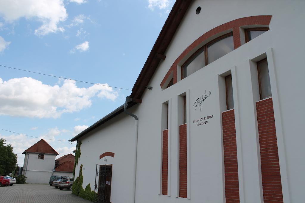 Hotel Tiffan'S Pinceszet Es Panzio Villány Zewnętrze zdjęcie