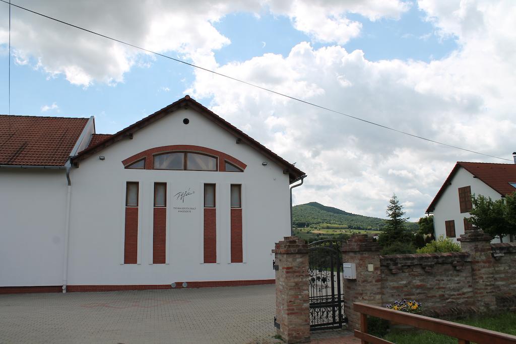Hotel Tiffan'S Pinceszet Es Panzio Villány Zewnętrze zdjęcie
