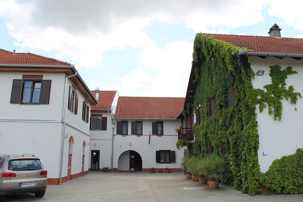 Hotel Tiffan'S Pinceszet Es Panzio Villány Zewnętrze zdjęcie