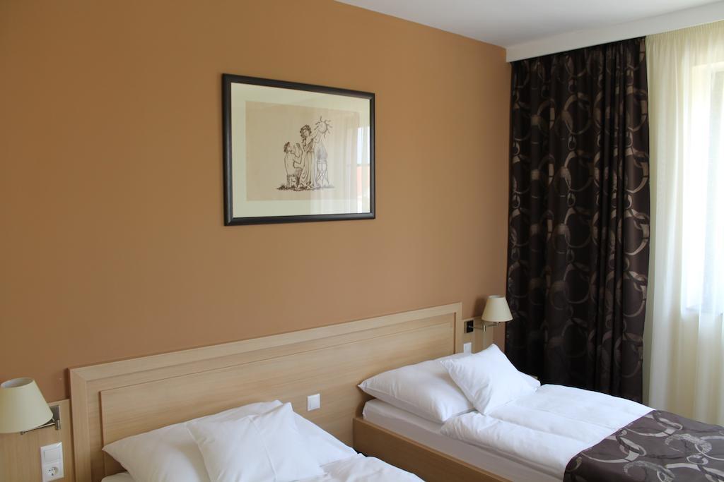 Hotel Tiffan'S Pinceszet Es Panzio Villány Pokój zdjęcie