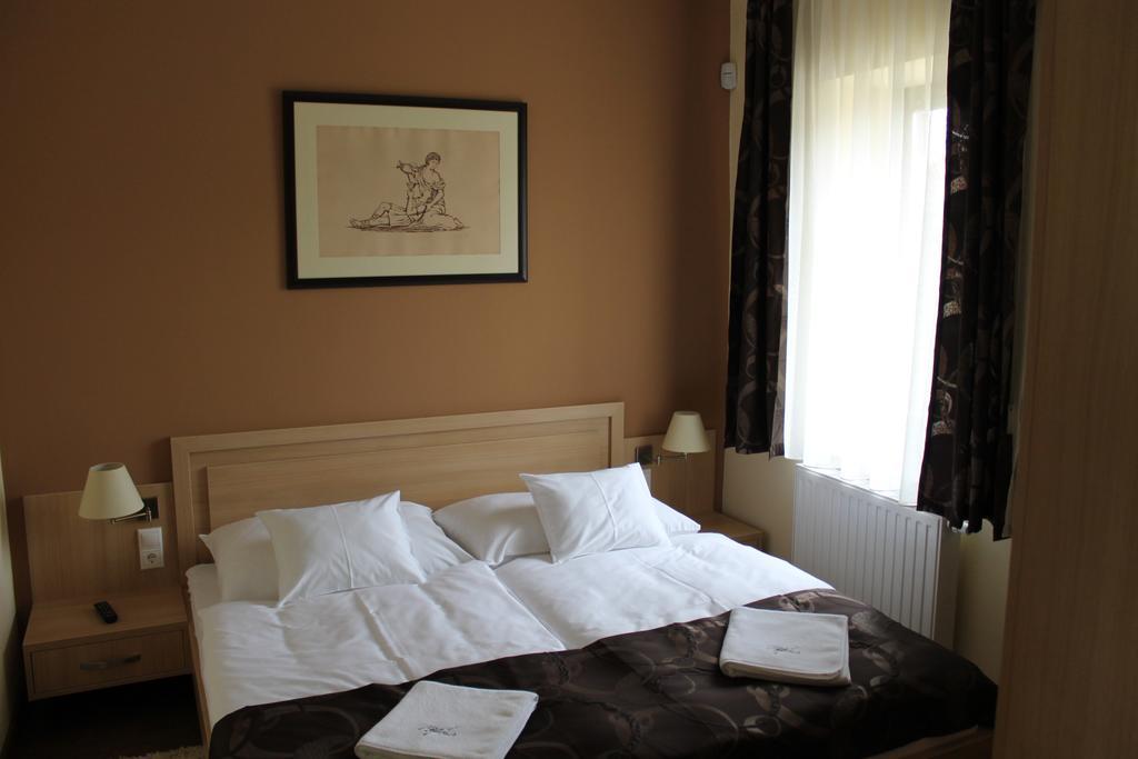 Hotel Tiffan'S Pinceszet Es Panzio Villány Zewnętrze zdjęcie